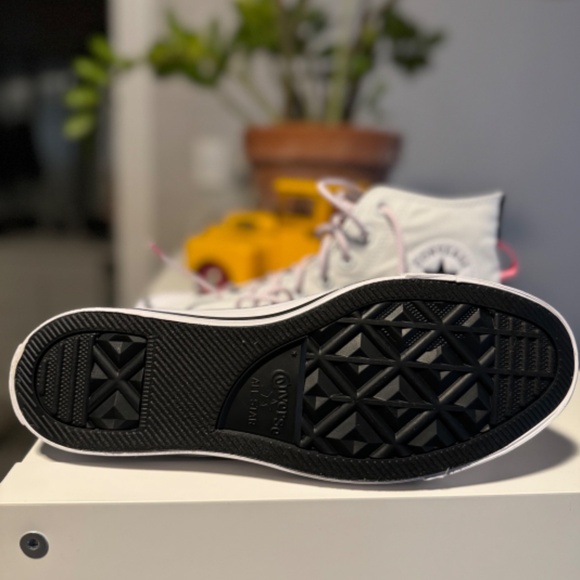 New Converse Hightop sneakers - Picture 5 of 7
